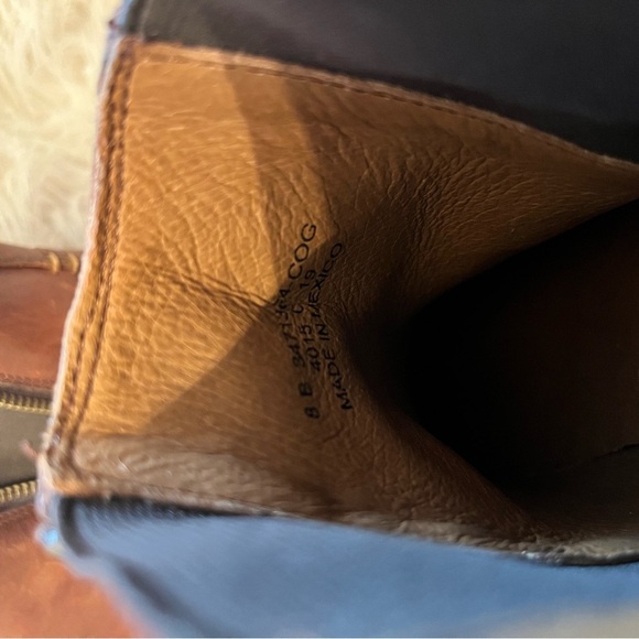 Frye Carly Chelsea Boot in Cognac Size 8 B - Picture 2 of 7